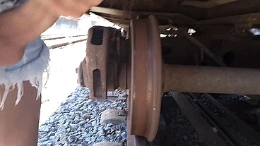 Sai pra passear de manhã no parque e o tesão me fez gozar na linha do trem