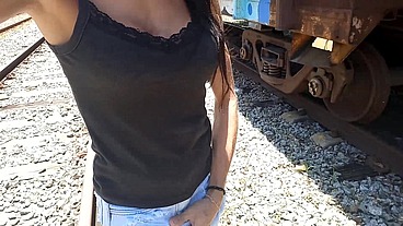 Sai pra passear de manhã no parque e o tesão me fez gozar na linha do trem