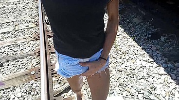 Sai pra passear de manhã no parque e o tesão me fez gozar na linha do trem