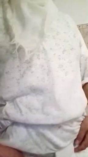 أدخلت خيارة في طابوني أزلت عدريتي