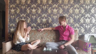 Mann penetriert den engen Arsch einer Schlampe und spritzt ihn voll.