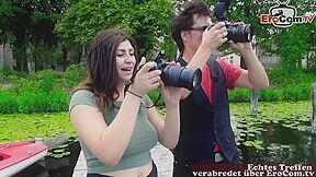 Alterer Herr Gibt Sich Als Fotograf Aus Und Schleppt Frau Ab