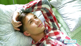 Masturbatie, vingeren, wijde anale seks – solofilm van een meisje met een slanke brunette en een grote penis die anaal wordt geneukt