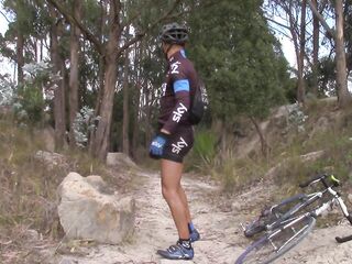 Ciclista Profesional No Aguanta Y Se Corre Sin Importarle Que Lo Miren