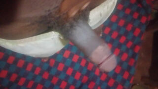 Lelaki kulit hitam muda berbulu dengan zakar besar mendapat handjob sebelum dubur tanpa kondom berdebar-debar