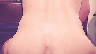 Masturbacja, rozwarcie, fisting – hardcore'owy film o młodych, amatorskich gejowskich dziwkach, ruchanych w dupę