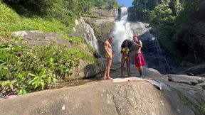 fiz uma putaria na cachoeira com uma pretinha gostosa