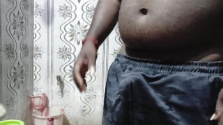 小さな包茎チンコを持つぽっちゃり毛深いインド人男性が、バスルームでソロ手コキ、放尿、アナルを楽しむ