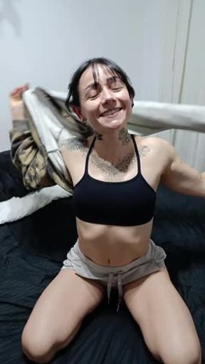 Me desnudo  para el y me empiezo a meter los dedos en la pussy luego  le pido a el que me los meta para chuparlos