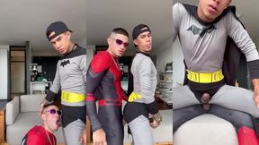 batmam sentando na pica do aranha