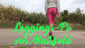 Leggings butt in front of corn field - Leggings-Po vor Maisfeld