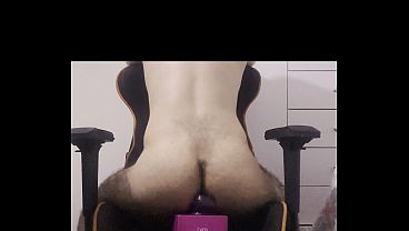 Sexo anal en una silla y me corro mientras me dan duro