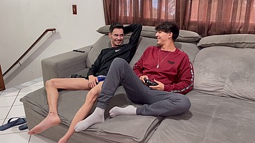 Filho da vizinha veio jogar video game mas acabou dando o cuzinho virgem - Heitor Baumann e Jardel Lucas