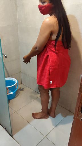 DESI HOT SEXY INDIAN BHABHI TAKING NUDE BATH