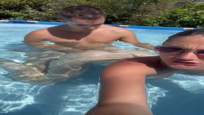 il me baise pour la premiere fois dans notre petite piscine