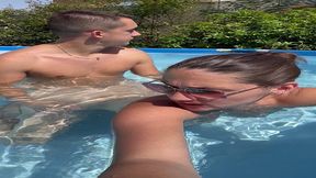 il me baise pour la premiere fois dans notre petite piscine