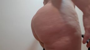 danca sensual com roupa sexy e mostrando o cuzinho piscando