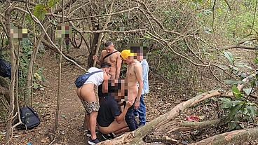 GRUPO DE 20 HOMENS É FLAGRADO FAZENDO SURUBA AO AR LIVRE NO PARQUE, SÃO PAULO.