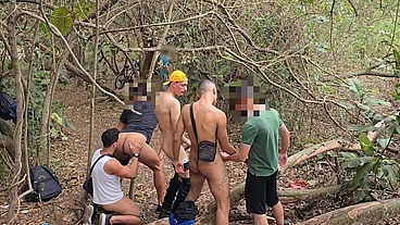 GRUPO DE 20 HOMENS É FLAGRADO FAZENDO SURUBA AO AR LIVRE NO PARQUE, SÃO PAULO.