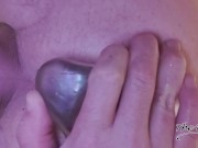 Scopato 2 volte, ma il mio culetto ha ancora voglia. Sborra cola dal mio buchetto e poi lo allargo.