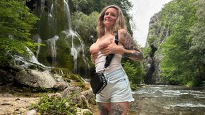 Je baise une milf dans la for�t pendant que les gens passent - Marty&Wendy