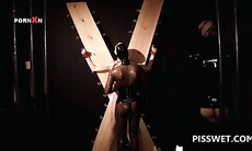 Sex slave in latex gets twat tortured for piss in BDSM scene