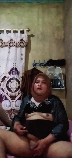 Hijab Shemale Is Horny Before Going Work