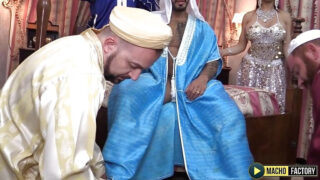 Blowjob, Handjob, Bareback, Schwänze, enges Loch – die tätowierten spanischen Amateure Santi Noguera und Viktor Rom mit riesigen Penissen ficken in den Arsch