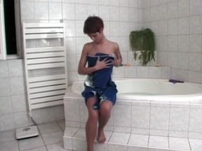 Lusty bitch satisfies her wet cunt in bath tub