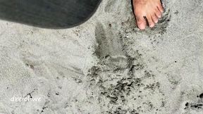 jugando con mis pies en la playa