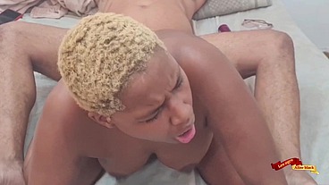 Anal bruto, sentando de costa com o cuzinho
