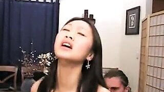 فيديو صارم لفتاة آسيوية تحصل على الجنس الشرجي بواسطة قضيب كبير