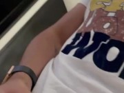 Sexo en casa, paja a una mano