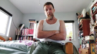 Pênis grande penetra professor amador peludo em cena caseira de fetiche gay sem censura.