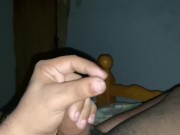 Hombre alcanza orgasmo y se viene sobre si mismo