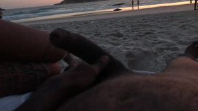 casal brinca de se exibir na praia cheia