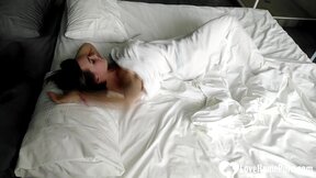 Teen fingering her slit in bed