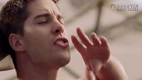 ”Nikki Leigh frees the nipple by going topless on the beach”