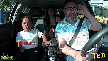 O Zezinho Teves entra na carona tem uma surpresa com uma atriz pornô e mete a rola - Pamela Pantera