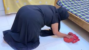 Big Ass Indian Muslim Nakurni Stuck Under Bed & Gets a Big Cock Inside Her Booty