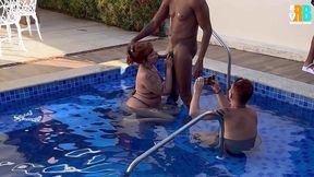 festinha liberal! marido corno bi nao resistiu e mamou negao junto com a esposa. corninho chupando comedor da hotwife