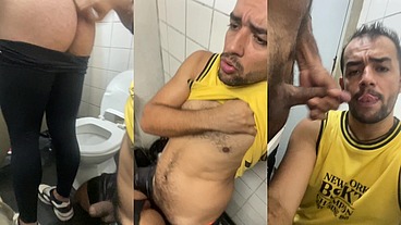 FODENDO O RABO DE UM MACHO DE CALCINHA E O CORNO OLHANDO, FICOU COM TESÃO E GOZOU NA MINHA BOCA, OS TRÊS DENTRO DO BOX DO BANHEIRO.