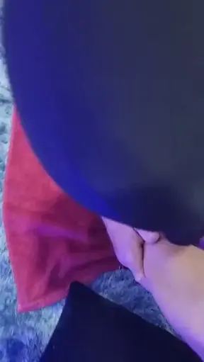 Este cerdo regordete necesita disciplina a base de bofetadas, reventar pezones, sentarme en su cara y tratarlo como lo que es... como estoy tan cómoda encima de él juego con mis pies en su polla y el…