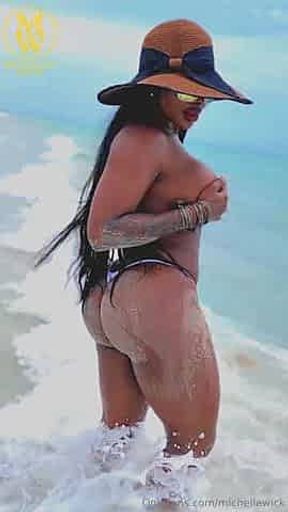 Michelle Wick desnuda en la playa