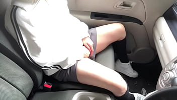 開放的なひとりエッチをしたくて森に車を停めて車内オナニーして気持ちよくなる女子◯生。沢山喘ぎながらオナニーは気持ちよかったです。