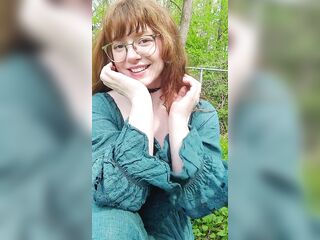 Redhead hotty squirts outside