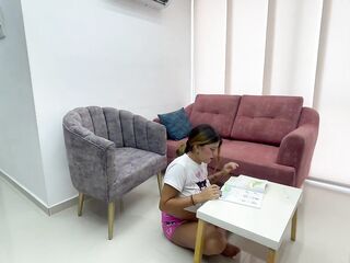 Mientras mi linda hermanastra ejerce sus deberes de la escuela yo me la follo sin parar y me hace ve