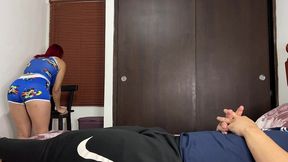 madrastra con gran culo buscando en el close y su hijastro aprovecho para verle y agarrarla por el culo