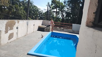 Chamei o pedreiro no domingo pra terminar um serviç_o na piscina. Mais fiquei preparada bem putinha esperando.. logo ele bateu uma punheta e gozou pra mim