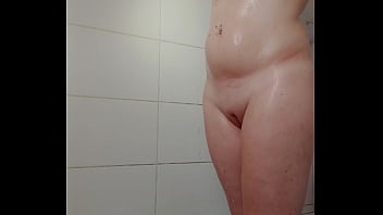 Douche toi avec moi :) Dans cette vid&eacute_o sans son tu pourras apercevoir ...